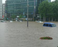 [동영상]분수처럼 치솟는 선릉역 주변 하수도 물