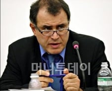 루비니 "침체는 피할수 없다. 돈 풀어 불황 막자"
