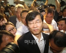 [사진]곽노현 교육감, 오늘도 힘겨운 출근길