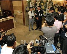 [사진]'불세출 투수' 故 최동원 빈소에 몰린 취재진