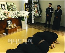 [사진]故 최동원 감독 빈소 찾은 조문객들