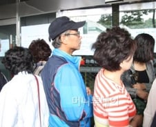 '영업정지' 저축銀 앞을 못 떠나는 이들은