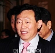 신동빈 회장 "위기를 기회로…현장경영 강조"