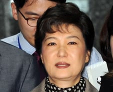 선거지원 나선 박근혜, '친박' 후보와 맞선다