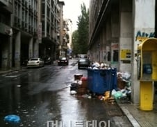 신혼여행 간 기자, '지중해 천국'서 본 파업현장