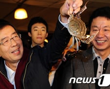 파격행보 '박원순' 수산시장 들렀다 지하철 첫 출근 