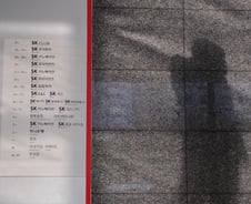 檢, '최태원 의혹' 정조준...SK계열사 등 10여곳 새벽 급습