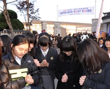 한국 수능풍경에 외국인들 "새벽부터 시위하는 줄 알았다"