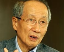 윤여준 "안철수, 대통령 하려면 내년 총선 나와야"