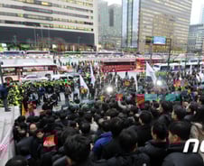 종편은 개국 축하행사하고, 언론노조-시민단체는 반대 집회