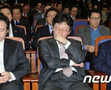 與 '전전긍긍' 野 '파상공세'…디도스에 빠진 정국