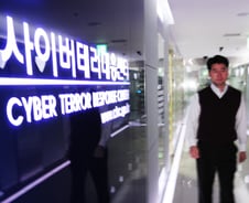 월급 100만원대 9급비서가 왜…디도스 논란 '7대 의혹'