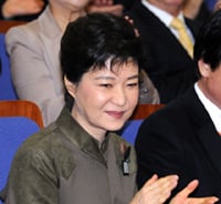 박근혜 전대표, 수첩공주와 인어공주 사이  