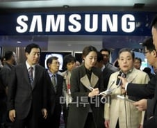 [현장+]홍라희 여사 "회장님 인터뷰 참 잘 하셨습니다"