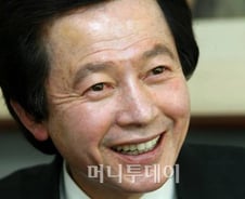 '대권 4수' 허경영 "MB, 가장 청렴한 대통령"
