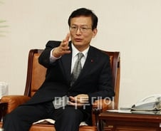 "매일 세계 각지에서 석유 30만배럴 생산한다"