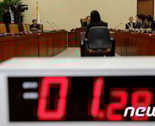 도넘은 정치권 '포퓰리즘', 저축銀 피해자 보상 '떼법'까지