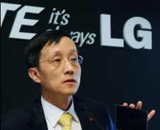 [현장클릭]"한번 써보면 다른 휴대폰 못씁니다"