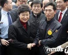 박근혜, '문재인 바람' 차단 전력...13일 부산서 손수조 만난다