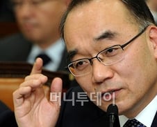 박재완 장관,"종교인 과세 추진"...트위터에선?