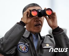 오바마, DMZ서 쌍안경으로 북한 구경