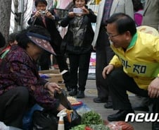 [사진] 대구 수성갑 목요장터 찾은 김부겸후보