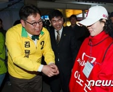 [사진]새누리당 선거운동원에 악수청하는 김용민