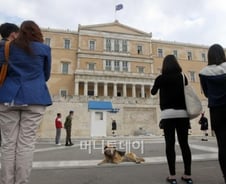 부정직한 정치인이 그리스를 '빚더미'로 몰았다