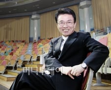 "권위와 벽 허물고 관객 끌어안는 극장 만들겠다"