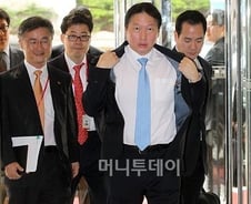 최태원 "엘피다 인수 불참"…장고끝 결론"(종합)