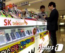 [르포]이익에 눈 먼 휴대폰 판매점, 초기불량 책임 고객에게 '떠넘기기' 성행