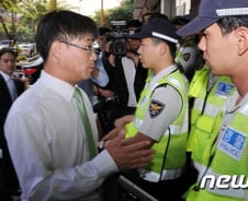 통진당 "檢 압수수색은 야당 탄압" 연좌 농성...양측 대치 중