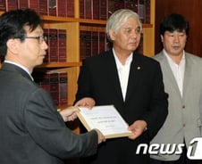 19대 국회 1호 법안 '발달장애인 지원법'…68시간 기다려 제출