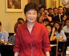 박근혜의 강점이자 약점은···'아버지의 그림자' 