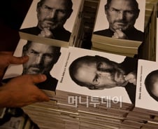 죽은 잡스 `삼성 잡을라`..삼성·애플 신경전