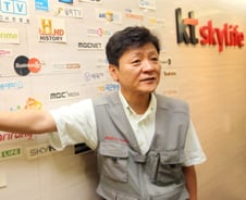 "아파트에 달던 부의 상징 접시안테나, 400만 고지 눈앞"