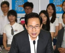 "청와대는 高卒채용 안하나요?" 