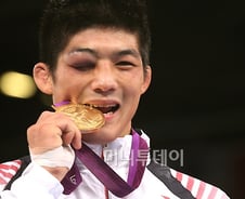 [포토]퉁퉁 부은 눈… 투혼에 더욱 빛난 金