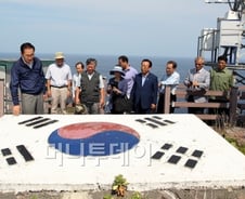 독도 방문한 李대통령 뭘 얻고 뭘 잃었나 