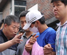 강간살해범 현장검증…"저런X 얼굴을 왜" 