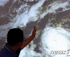 [날씨] 태풍 볼라벤, 가로수 통째로 뽑을 위력