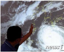 이외수 "태풍 볼라벤, 유리창에 젖은 종이…"