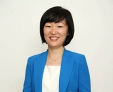 '올챙이송' 아줌마, 200억 해외 뮤지컬 누르다