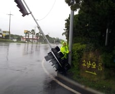 태풍 '볼라벤' 영향…쓰러진 신호등