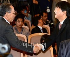 장하준 교수, 안철수 멘토 이헌재씨에 쓴소리