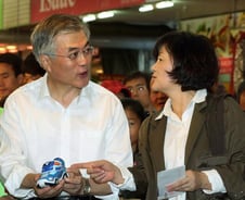 재래시장 찾은 문재인 "대형마트 허가제 등 규제 강화해야"