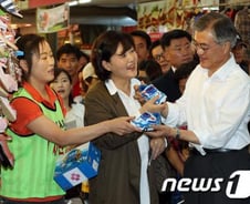 시장에 간 문재인vs안철수, 같은 듯 다른 '셈법'