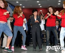 SNS, '박근혜 말춤'논란