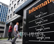 32년 견실기업 웅진 흔든 건 또 '론스타'?