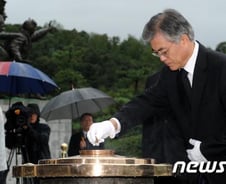 문재인, 5·18 유가족 만나 "전남도청 보존할 것"